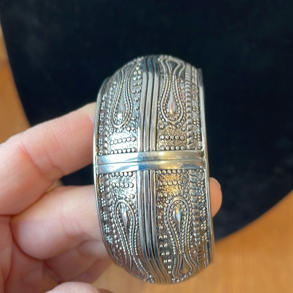 Silver tone bracelet, snap on bangle, hinged bracelet - Picture 5 of 8